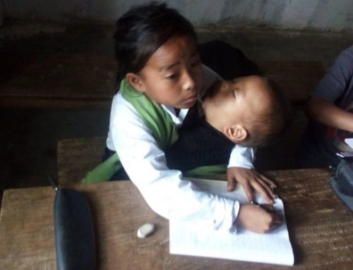 Bimba in classe culla la sorellina neonata